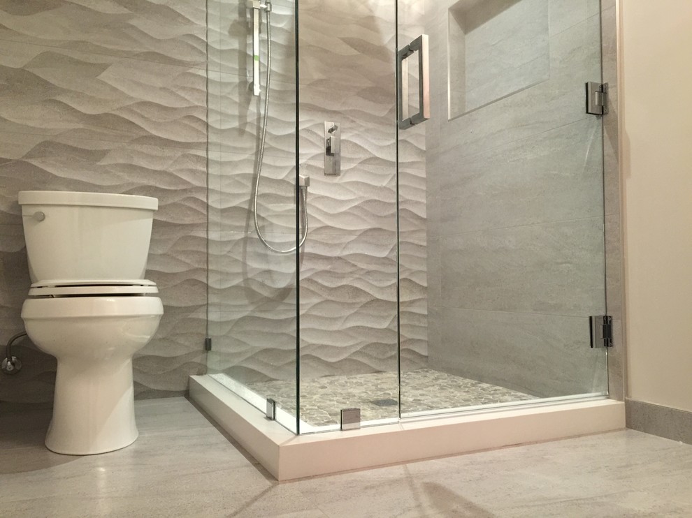 Ispirazione per una stanza da bagno con doccia contemporanea di medie dimensioni con doccia a filo pavimento, piastrelle bianche e pareti beige
