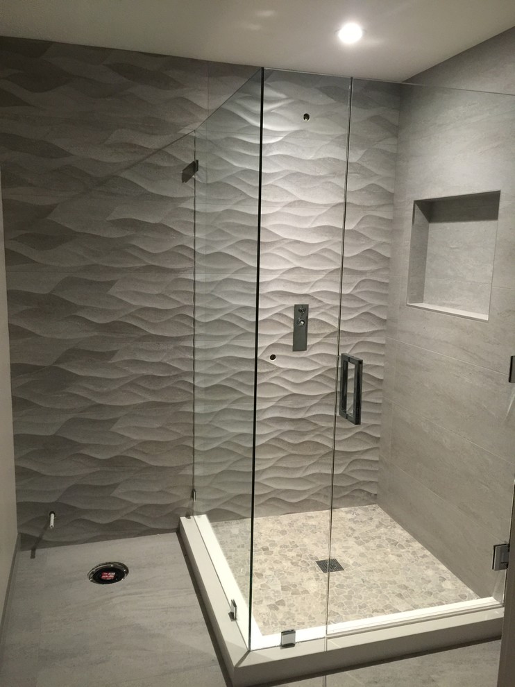 Réalisation d'une salle d'eau design de taille moyenne avec une douche à l'italienne, un carrelage blanc et un mur beige.