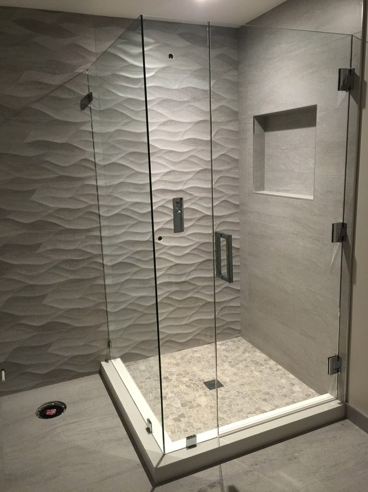 Modelo de cuarto de baño actual de tamaño medio con ducha a ras de suelo, baldosas y/o azulejos blancos, paredes beige y aseo y ducha