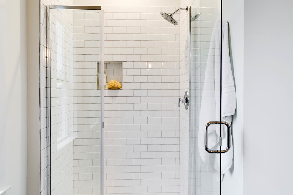 На фото: главная ванная комната среднего размера в скандинавском стиле с фасадами в стиле шейкер, белыми фасадами, угловым душем, раздельным унитазом, белой плиткой, керамической плиткой, белыми стенами, полом из керамической плитки, врезной раковиной, мраморной столешницей, серым полом, душем с распашными дверями и серой столешницей
