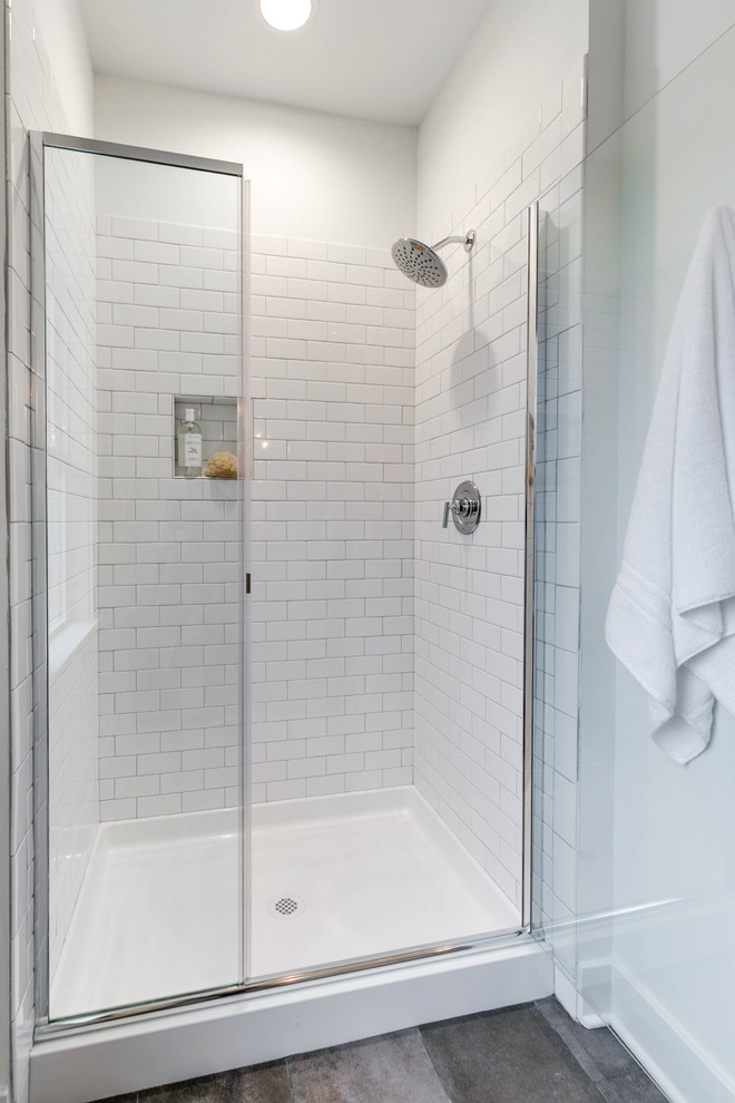 Exempel på ett mellanstort minimalistiskt grå grått en-suite badrum, med skåp i shakerstil, vita skåp, en hörndusch, en toalettstol med separat cisternkåpa, vit kakel, keramikplattor, vita väggar, klinkergolv i keramik, ett undermonterad handfat, marmorbänkskiva, grått golv och dusch med gångjärnsdörr