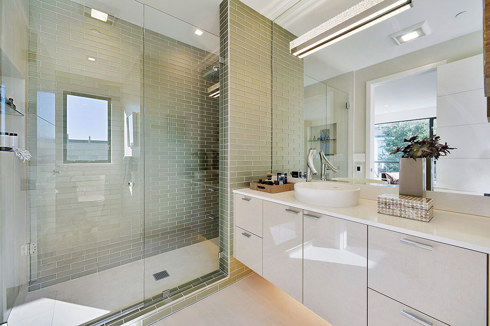 Стильный дизайн: ванная комната в современном стиле с плоскими фасадами, бежевыми фасадами, душем в нише, зеленой плиткой и настольной раковиной - последний тренд