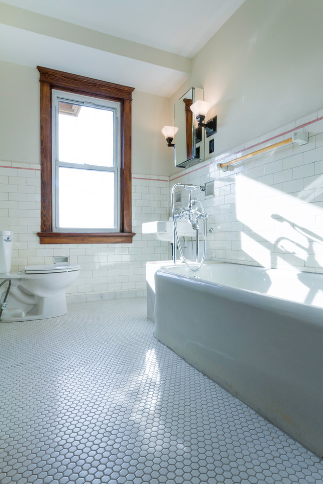 Idéer för ett mellanstort amerikanskt badrum med dusch, med öppna hyllor, marmorbänkskiva, vit kakel, keramikplattor, ett badkar i en alkov, en dusch/badkar-kombination, en toalettstol med separat cisternkåpa, ett väggmonterat handfat, vita väggar och klinkergolv i keramik