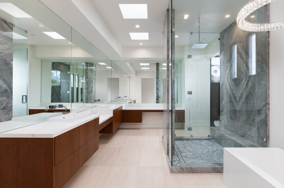Imagen de cuarto de baño principal y doble contemporáneo grande con ducha doble, sanitario de una pieza, baldosas y/o azulejos blancos, paredes blancas, suelo beige y encimeras blancas