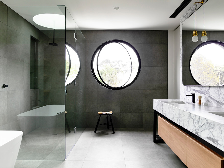 На фото: большая главная ванная комната в стиле модернизм с мраморной столешницей, серыми стенами и серой плиткой