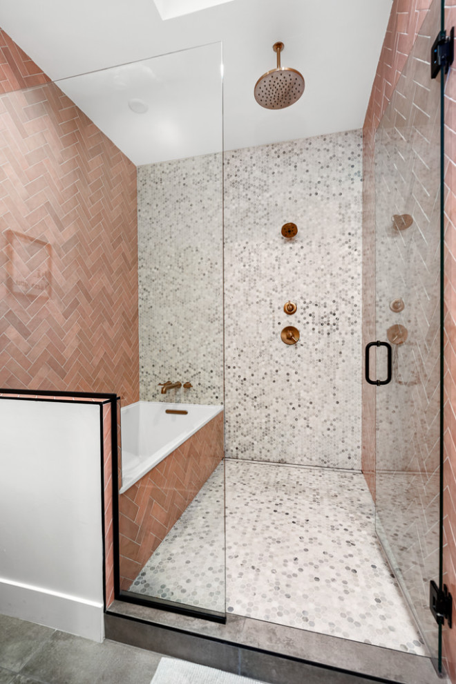 Inspiration för ett funkis badrum, med ett platsbyggt badkar, våtrum, rosa kakel, keramikplattor, rosa väggar, cementgolv, grått golv och dusch med gångjärnsdörr