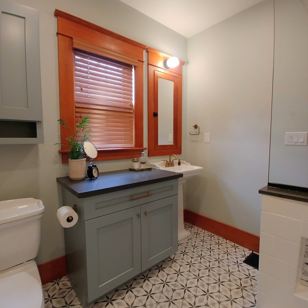 Источник вдохновения для домашнего уюта: ванная комната среднего размера в стиле кантри с фасадами в стиле шейкер, зелеными фасадами, ванной в нише, душем в нише, раздельным унитазом, белой плиткой, керамической плиткой, зелеными стенами, полом из керамической плитки, раковиной с пьедесталом, столешницей из искусственного кварца, разноцветным полом, шторкой для ванной и серой столешницей