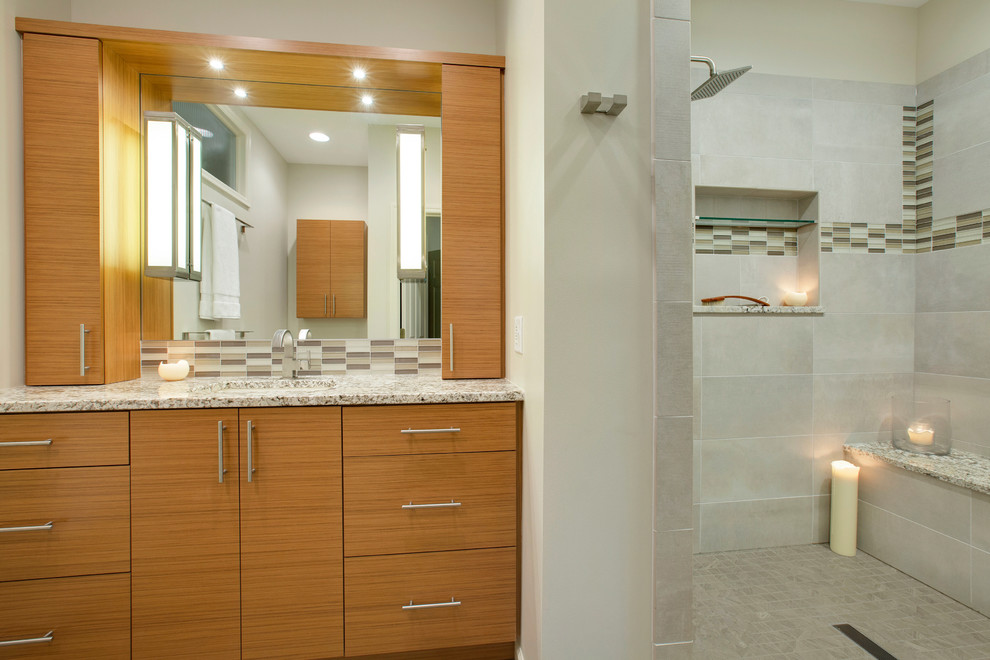 Стильный дизайн: большая главная ванная комната в современном стиле с плоскими фасадами, светлыми деревянными фасадами, открытым душем, раздельным унитазом, бежевой плиткой, керамогранитной плиткой, бежевыми стенами, полом из керамогранита, врезной раковиной и столешницей из гранита - последний тренд