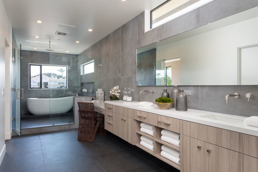 Modern inredning av ett stort en-suite badrum, med släta luckor, skåp i mellenmörkt trä, ett fristående badkar, en öppen dusch, svart kakel, keramikplattor, grå väggar, klinkergolv i keramik, ett undermonterad handfat och bänkskiva i kvarts