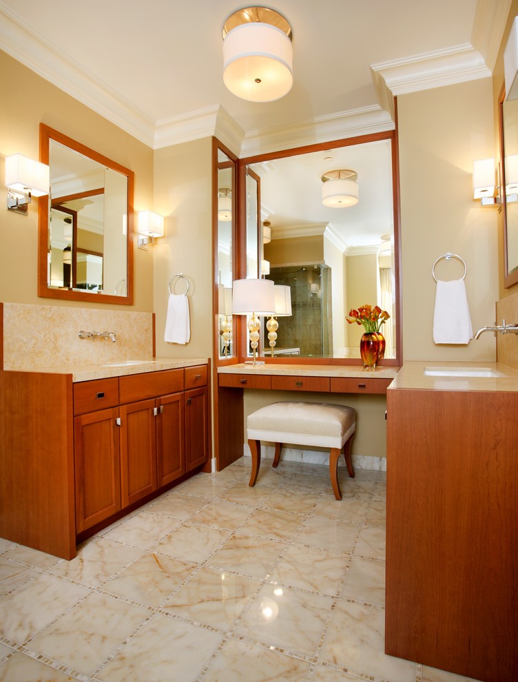 Inspiration för ett vintage badrum, med ett undermonterad handfat, luckor med infälld panel, skåp i mellenmörkt trä, beige kakel och beige väggar