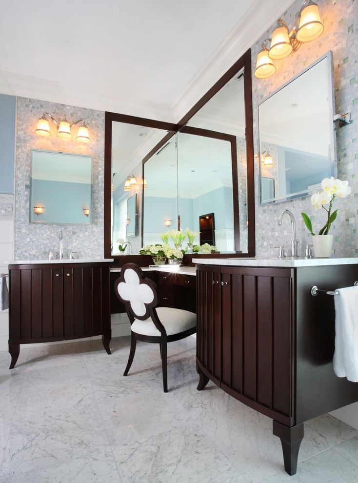 Exemple d'une salle de bain chic en bois foncé avec mosaïque et un placard à porte plane.