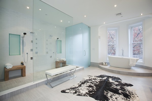 Réalisation d'une grande salle de bain design en bois clair avec un placard à porte plane, une baignoire indépendante et une douche double.