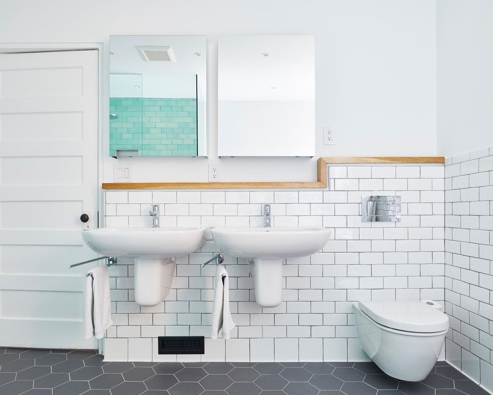 Идея дизайна: большая главная ванная комната в скандинавском стиле с накладной ванной, душем без бортиков, инсталляцией, зеленой плиткой, плиткой кабанчик, белыми стенами, полом из керамической плитки, подвесной раковиной, серым полом и открытым душем