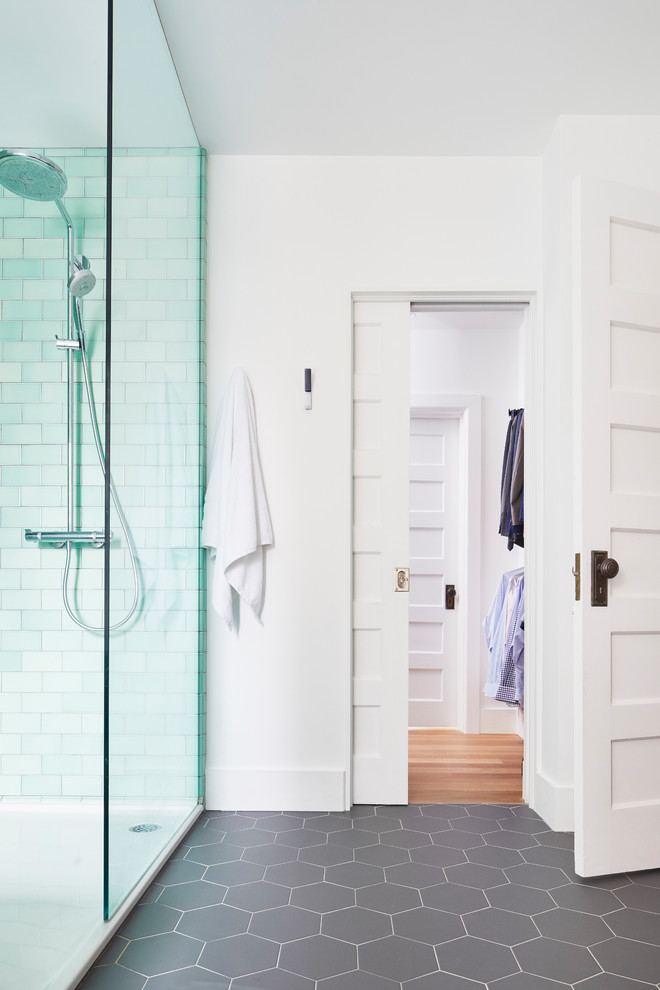 Пример оригинального дизайна: большая главная ванная комната в скандинавском стиле с накладной ванной, душем без бортиков, инсталляцией, зеленой плиткой, плиткой кабанчик, белыми стенами, полом из керамической плитки, подвесной раковиной, серым полом и открытым душем