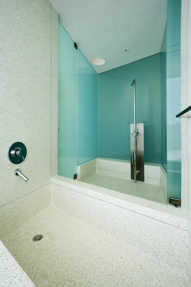 Bild på ett funkis badrum, med en dusch/badkar-kombination, blå kakel och glasskiva