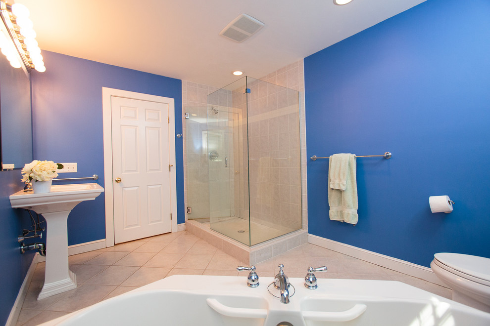 Idéer för ett klassiskt en-suite badrum, med ett hörnbadkar, blå väggar och klinkergolv i keramik