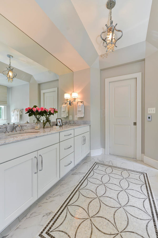 Idées déco pour une grande salle de bain principale classique avec un placard à porte shaker, des portes de placard blanches, une baignoire indépendante, une douche d'angle, un carrelage blanc, du carrelage en marbre et un plan de toilette en marbre.