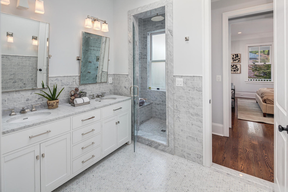 Идея дизайна: ванная комната в классическом стиле с врезной раковиной, плоскими фасадами, белыми фасадами, душем в нише и серой плиткой