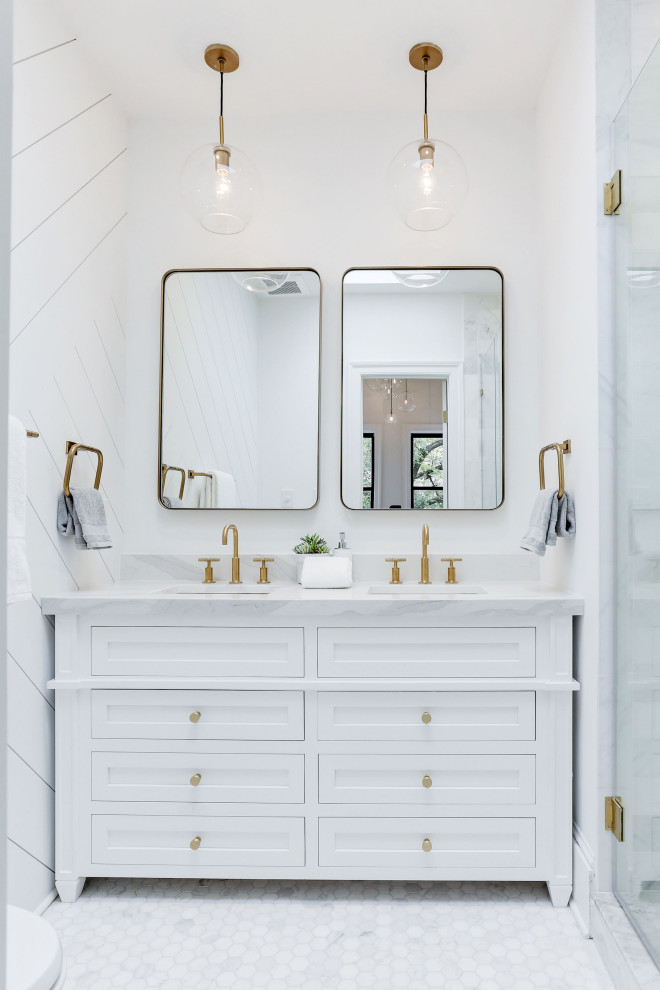 На фото: ванная комната в стиле неоклассика (современная классика) с фасадами в стиле шейкер, белыми фасадами, белой плиткой, белыми стенами, полом из мозаичной плитки, врезной раковиной, белым полом, белой столешницей и тумбой под две раковины