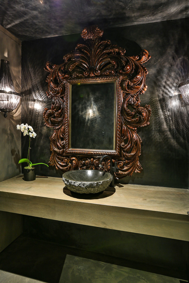 Immagine di una stanza da bagno con doccia design con ante in legno chiaro, pareti nere, pavimento in cemento, lavabo rettangolare, top in legno, pavimento grigio e top marrone