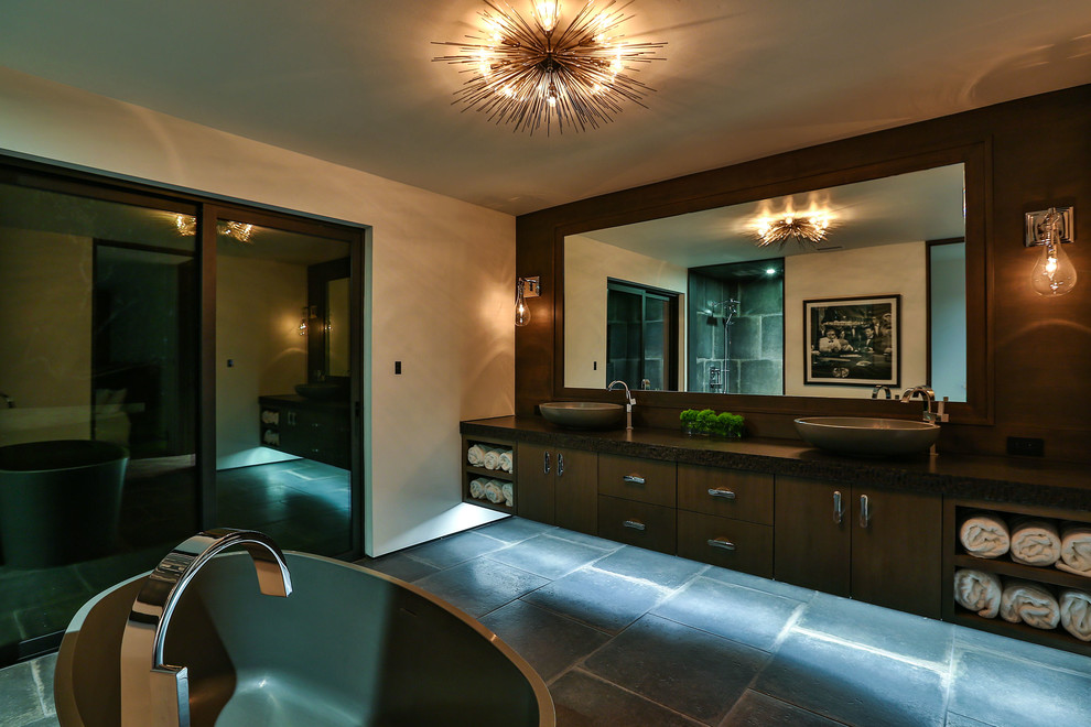 Inredning av ett modernt stort svart svart en-suite badrum, med släta luckor, bruna skåp, en öppen dusch, grå kakel, stenkakel, beige väggar, skiffergolv, ett avlångt handfat, bänkskiva i täljsten, grått golv och med dusch som är öppen