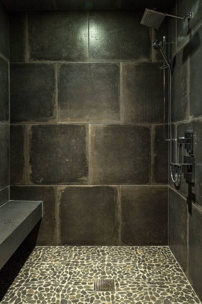 Foto på ett stort funkis svart en-suite badrum, med släta luckor, bruna skåp, en öppen dusch, grå kakel, stenkakel, beige väggar, skiffergolv, ett avlångt handfat, bänkskiva i täljsten, grått golv och med dusch som är öppen