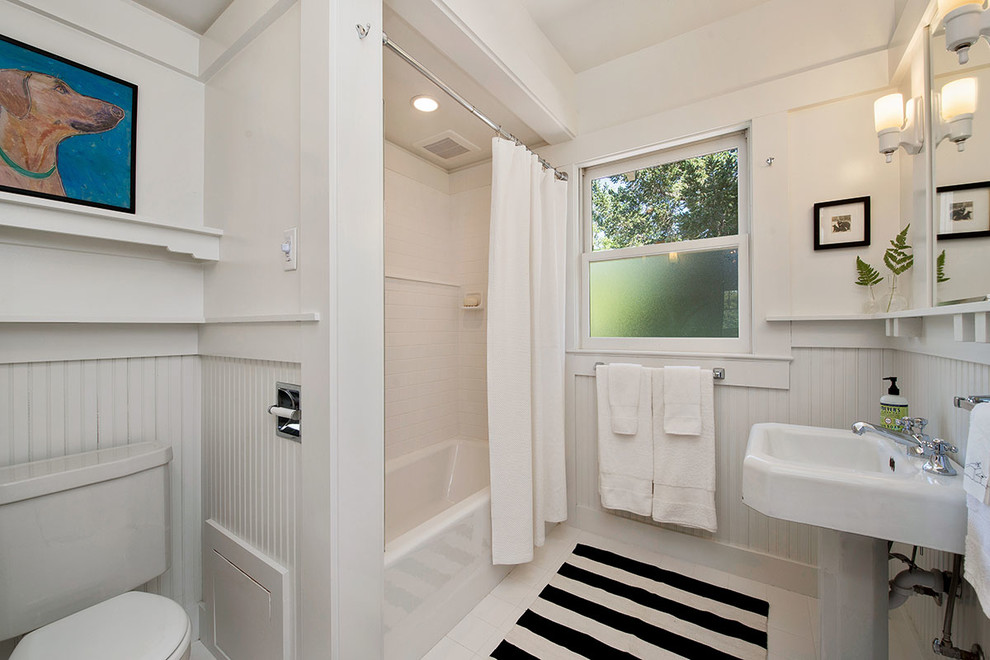 サンフランシスコにあるカントリー風のおしゃれな浴室 (ペデスタルシンク、アルコーブ型浴槽、シャワー付き浴槽	、白いタイル、サブウェイタイル、白い壁、シャワーカーテン) の写真