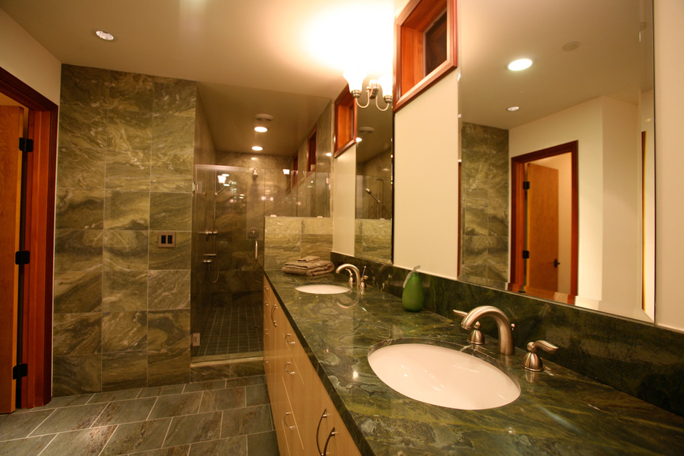Example of an eclectic bathroom design in San Diego
