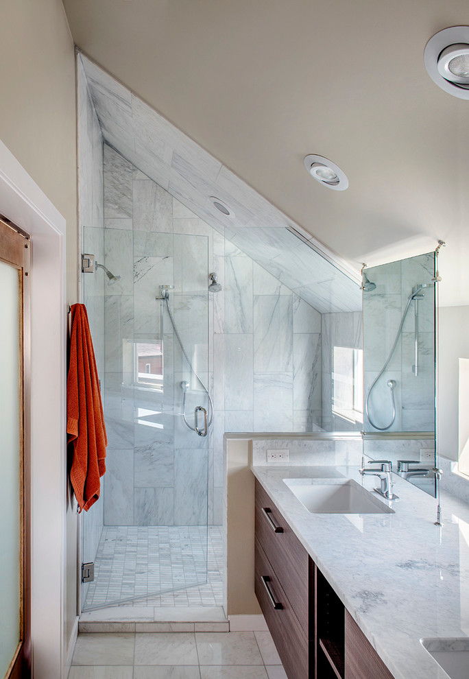 Cette image montre une douche en alcôve design en bois foncé avec un lavabo encastré, un placard à porte plane et un mur beige.