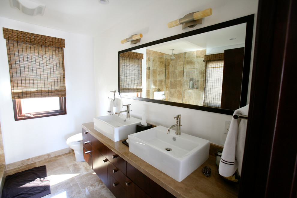 Idéer för att renovera ett mellanstort funkis badrum med dusch, med släta luckor, skåp i mörkt trä, en dusch i en alkov, vita väggar, klinkergolv i porslin och ett fristående handfat