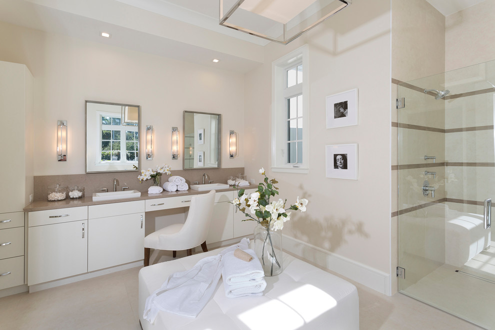 Стильный дизайн: большая ванная комната в морском стиле с плоскими фасадами, белыми фасадами, душем в нише, бежевыми стенами, мраморным полом, душевой кабиной, накладной раковиной, столешницей из искусственного камня, бежевым полом, душем с распашными дверями и бежевой столешницей - последний тренд