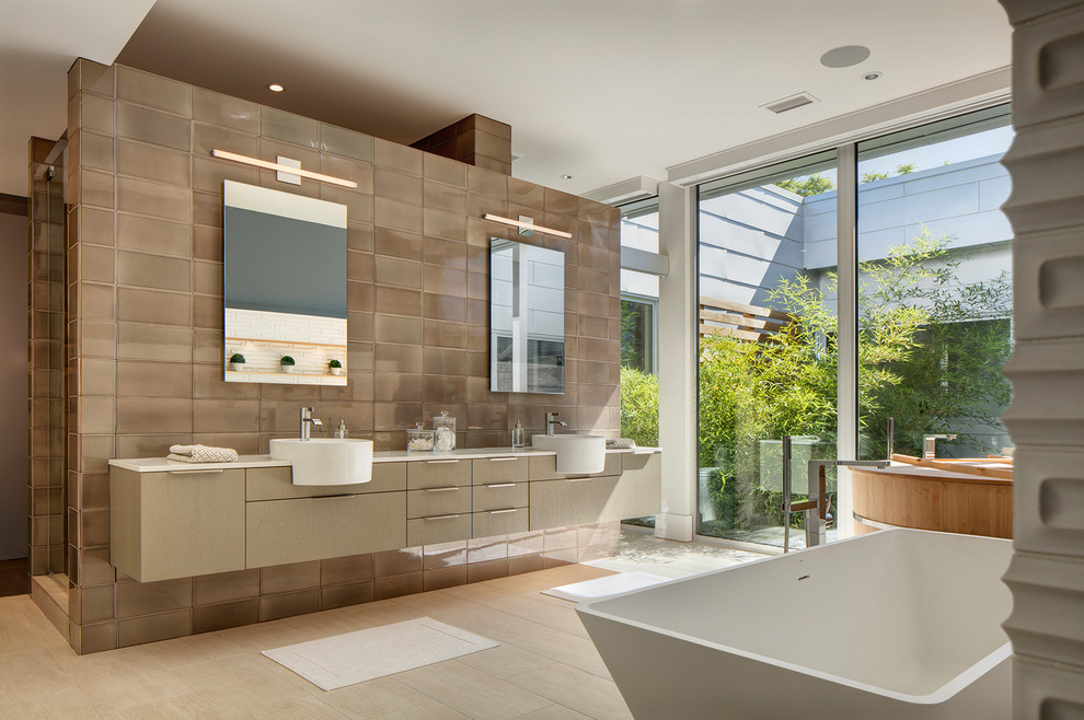 Inredning av ett modernt stort en-suite badrum, med släta luckor, ett japanskt badkar, keramikplattor, vita väggar, klinkergolv i porslin, ett fristående handfat, bänkskiva i kvarts, beiget golv, beige skåp och brun kakel