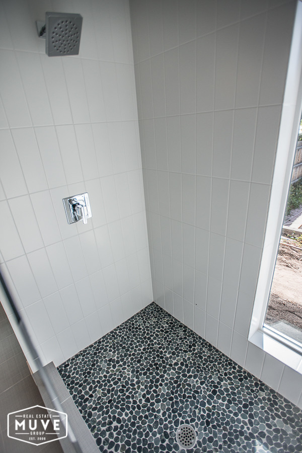 Diseño de cuarto de baño principal actual de tamaño medio con armarios con paneles lisos, puertas de armario marrones, baldosas y/o azulejos grises, paredes blancas y suelo de baldosas de porcelana