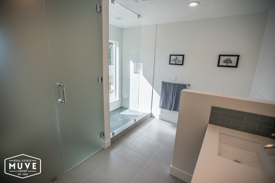 Idee per una stanza da bagno padronale contemporanea di medie dimensioni con ante lisce, ante marroni, piastrelle grigie, pareti bianche e pavimento in gres porcellanato