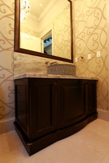 Cette image montre une petite salle de bain traditionnelle en bois foncé avec un placard avec porte à panneau surélevé, un plan de toilette en granite, un carrelage beige, des carreaux de porcelaine, une vasque et un mur beige.