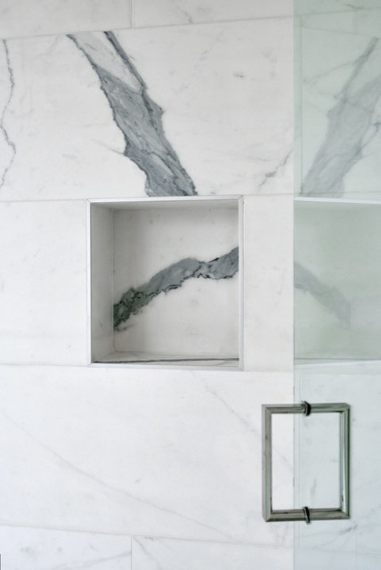 Inspiration för stora klassiska en-suite badrum, med ett fristående badkar, vit kakel, beige väggar, kalkstensgolv, marmorbänkskiva och en hörndusch