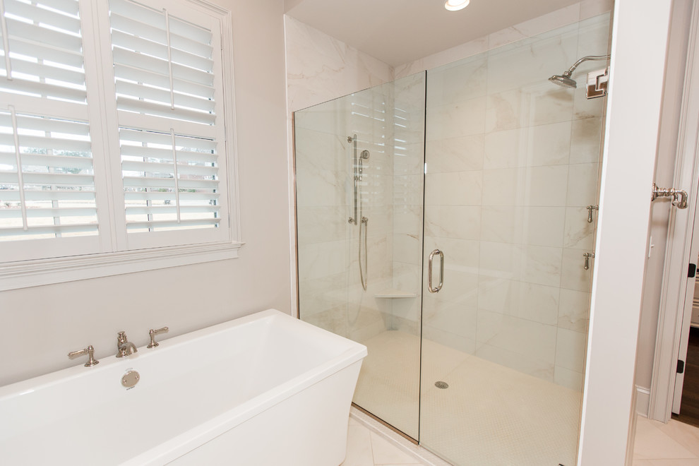 Bild på ett stort vintage vit vitt en-suite badrum, med luckor med infälld panel, vita skåp, ett fristående badkar, en dusch i en alkov, vit kakel, marmorkakel, vita väggar, marmorgolv, ett undermonterad handfat, bänkskiva i kvartsit, vitt golv och dusch med gångjärnsdörr