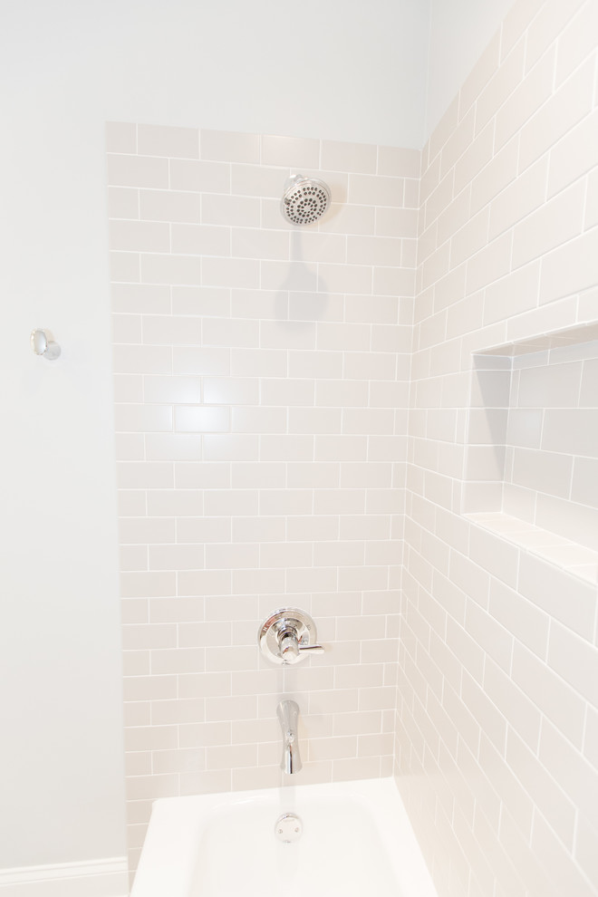 Источник вдохновения для домашнего уюта: маленькая ванная комната в современном стиле с фасадами с утопленной филенкой, белыми фасадами, ванной в нише, душем над ванной, раздельным унитазом, бежевой плиткой, розовой плиткой, керамической плиткой, белыми стенами, полом из керамической плитки, душевой кабиной, врезной раковиной, столешницей из искусственного камня, бежевым полом, шторкой для ванной и белой столешницей для на участке и в саду