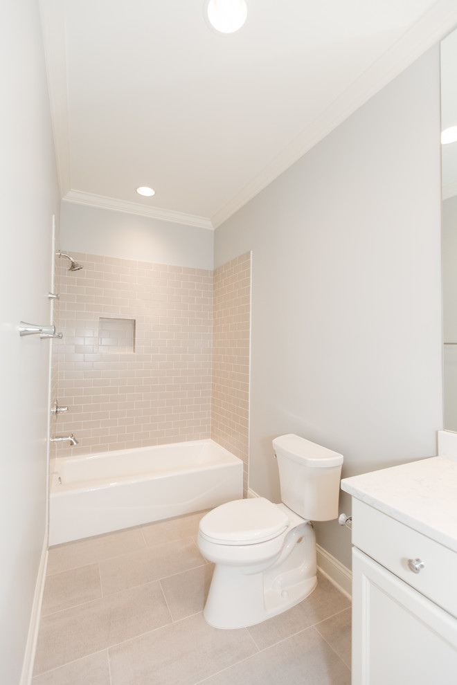 На фото: маленькая ванная комната в современном стиле с фасадами с утопленной филенкой, белыми фасадами, ванной в нише, душем над ванной, раздельным унитазом, бежевой плиткой, розовой плиткой, керамической плиткой, белыми стенами, полом из керамической плитки, душевой кабиной, врезной раковиной, столешницей из искусственного камня, бежевым полом, шторкой для ванной и белой столешницей для на участке и в саду с
