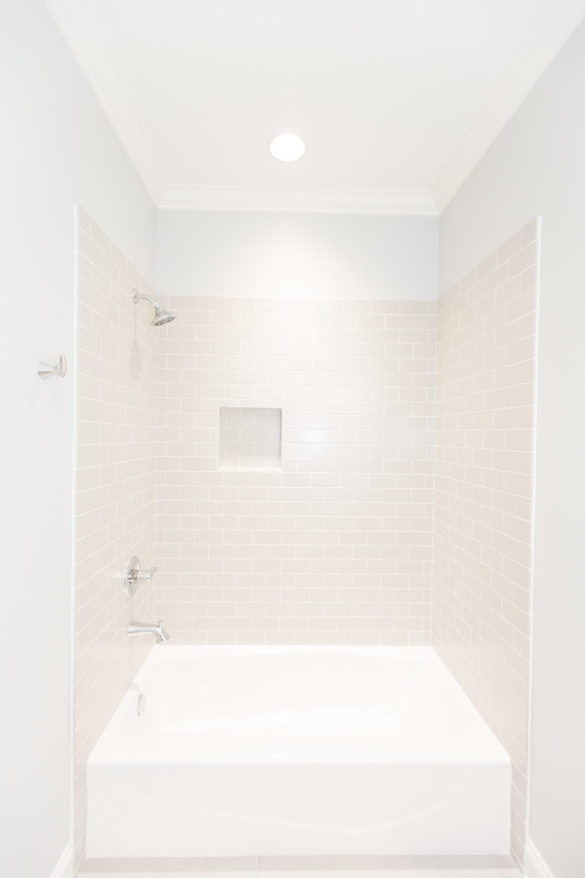 Idéer för ett litet modernt vit badrum med dusch, med luckor med infälld panel, vita skåp, ett badkar i en alkov, en dusch/badkar-kombination, en toalettstol med separat cisternkåpa, beige kakel, rosa kakel, keramikplattor, vita väggar, klinkergolv i keramik, ett undermonterad handfat, bänkskiva i akrylsten, beiget golv och dusch med duschdraperi