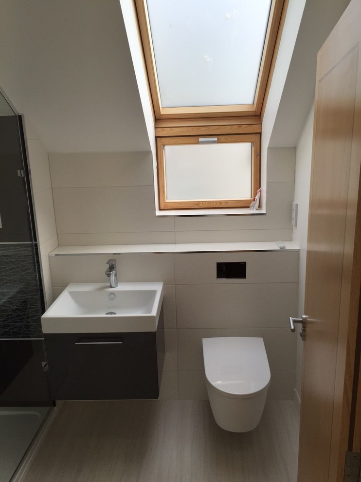 Exempel på ett mellanstort modernt en-suite badrum, med släta luckor, grå skåp, en öppen dusch, en vägghängd toalettstol, svart och vit kakel, keramikplattor, vita väggar, klinkergolv i porslin och ett väggmonterat handfat