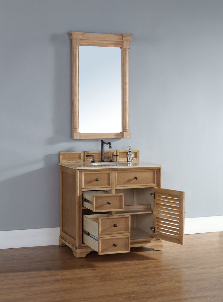 Exemple d'une salle de bain chic en bois clair avec un lavabo encastré, un placard en trompe-l'oeil, un plan de toilette en granite, un mur gris et parquet clair.