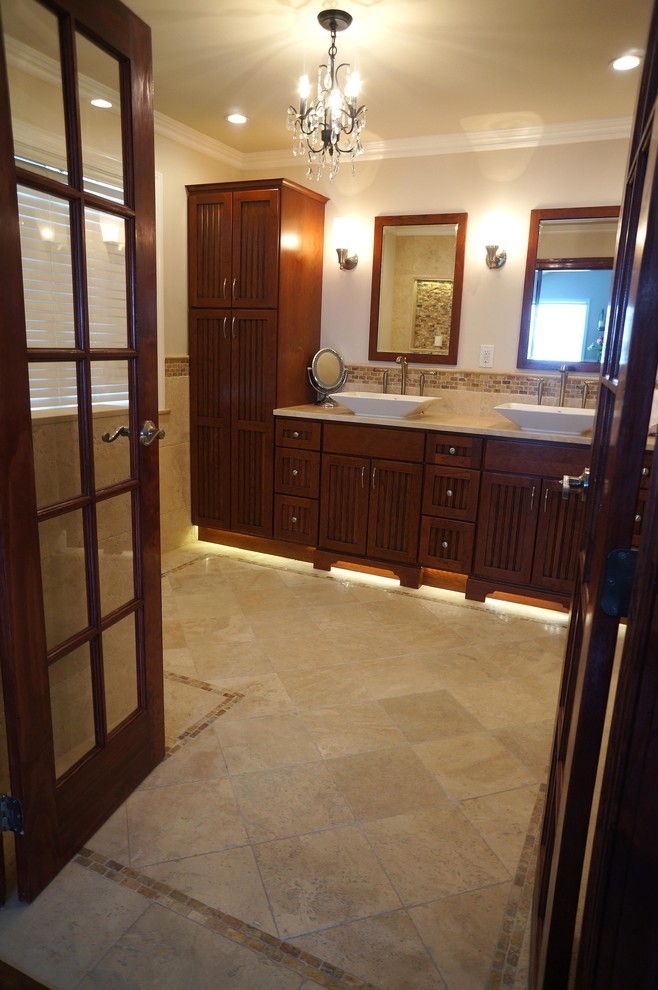 Klassisk inredning av ett mellanstort en-suite badrum, med luckor med lamellpanel, skåp i mörkt trä, en dusch i en alkov, beige kakel, keramikplattor, vita väggar, klinkergolv i keramik, ett fristående handfat och bänkskiva i kvartsit