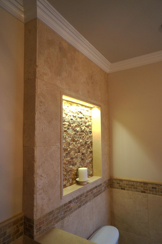 Aménagement d'une douche en alcôve principale classique en bois foncé de taille moyenne avec un placard à porte persienne, un carrelage beige, des carreaux de céramique, un mur blanc, un sol en carrelage de céramique, une vasque et un plan de toilette en quartz.