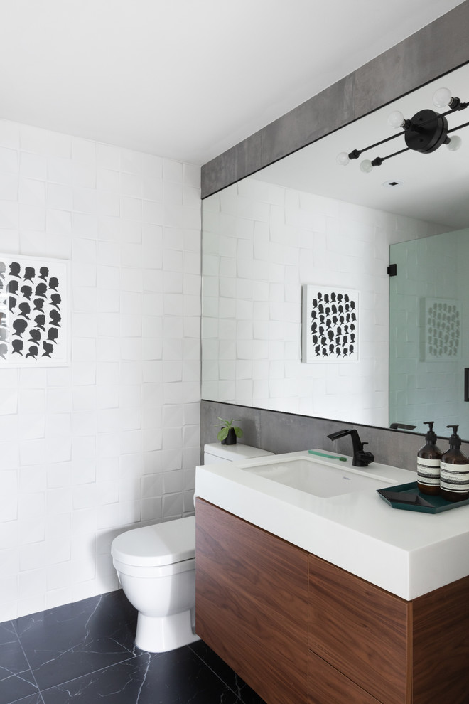Inredning av ett eklektiskt mellanstort vit vitt en-suite badrum, med släta luckor, ett undermonterad handfat, svart golv, vit kakel, grå kakel, skåp i mellenmörkt trä, en dusch i en alkov, en toalettstol med hel cisternkåpa, cementkakel, flerfärgade väggar, klinkergolv i porslin och bänkskiva i kvarts