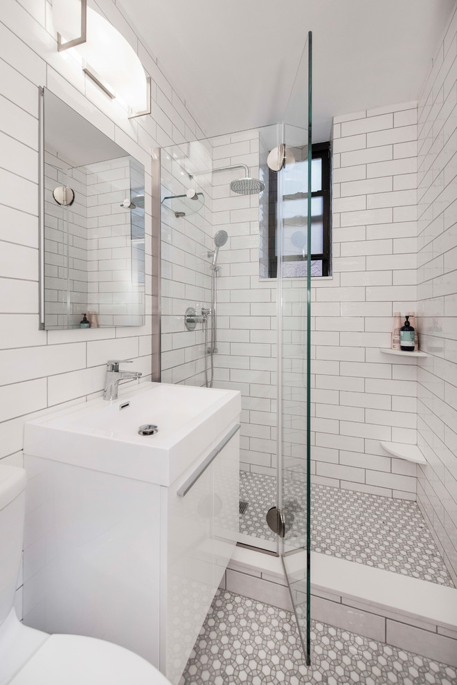 Modern inredning av ett badrum, med släta luckor, vita skåp, en dusch i en alkov, vit kakel, vita väggar, mosaikgolv, ett konsol handfat, vitt golv och dusch med gångjärnsdörr