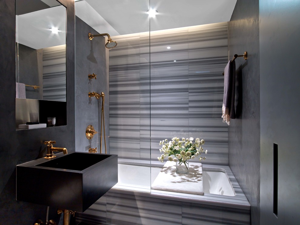 Inspiration för moderna badrum med dusch, med ett undermonterat badkar, en dusch/badkar-kombination, grå kakel och ett väggmonterat handfat