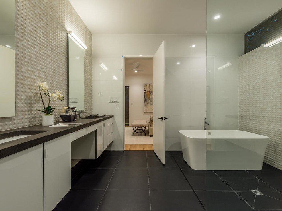 Modernes Badezimmer mit flächenbündigen Schrankfronten, weißen Schränken, freistehender Badewanne, offener Dusche und offener Dusche in Austin