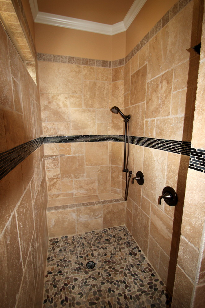 Modelo de cuarto de baño principal clásico de tamaño medio con encimera de granito, ducha abierta, baldosas y/o azulejos negros, baldosas y/o azulejos de vidrio, paredes beige y suelo de travertino