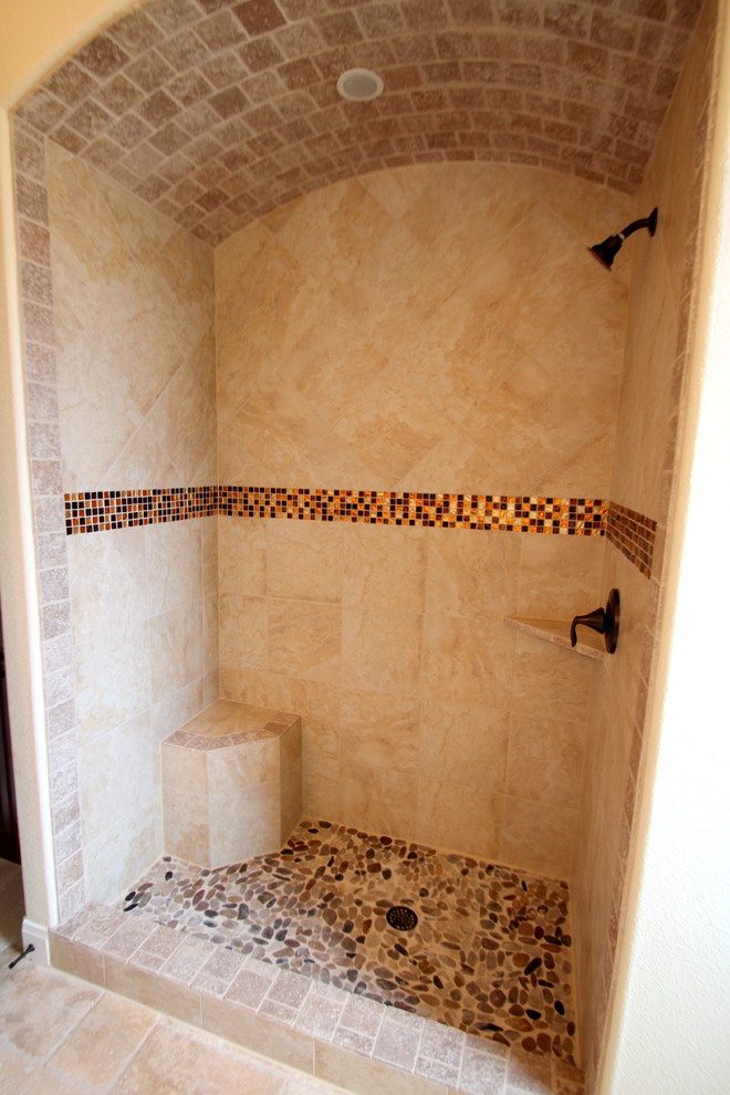 Bild på ett mellanstort vintage badrum med dusch, med ett undermonterad handfat, luckor med upphöjd panel, skåp i mellenmörkt trä, granitbänkskiva, en öppen dusch, glaskakel, beige väggar och travertin golv